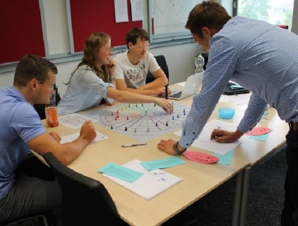 Projektmanagement Seminare und Schulungen mit Simulation und Planspiele - Projektmanagement Grundlagen - Projektmanagement Weiterbildung und Fortbildung - Change Management Simulationen – Projektmanagement Simulationen - Projektmanagement Planspiele - Projektmanagement Seminar - Projektmanagement Schulung – Projektmanagement Grundlagen – Change Management – Projektmanagement Planspiele – Change Management Planspiel – Projektmanagement Planspiel – Change Management Planspiele – Projektmanagement Seminare und Schulungen – Projektmanagement Seminar Grundlagen – Projektmanagement Seminare Grundlagen – Projektmanagement Seminar für Ingenieure – Planspiel - Planspiele - Planspiel für Ingenieure - Planspiele für Ingenieure - Projektmanagement Seminare für Ingenieure – Projektmanagement Seminar für Techniker – Projektmanagement Seminare für Techniker – Projektmanagement Seminar für Führungskräfte – Projektmanagement Seminare für Führungskräfte – Projektmanagement Seminar für Mitarbeiter – Projektmanagement Seminare für Mitarbeiter – Projektmanagement Seminar für Projekt Mitarbeiter – Projektmanagement Seminare für Projekt Mitarbeiter – Projektmanagement Seminar für Ingenieure – Planspiel - Planspiele - Planspiel für Ingenieure - Planspiele für Ingenieure - Projektmanagement Seminare für Ingenieure – Projektmanagement Seminare und Schulungen – Projektmanagement Schulung Grundlagen - Projektmanagement Schulung für Ingenieure – Projektmanagement Schulungen für Ingenieure – Projektmanagement Schulung für Techniker – Projektmanagement Schulungen für Techniker – Projektmanagement Schulung für Führungskräfte – Projektmanagement Schulung für Mitarbeiter – Projektmanagement Schulung für Projekt Mitarbeiter – Projektmanagement Seminare und Schulungen – TOPSIM Project Management - PMI – PMBOK – PRINCE2 – IPMA - Projektmanagement Seminare und Schulungen – Projektmanagement Seminare und Schulungen für Ingenieure – Projektmanagement Seminar  Projektmanagement Grundlagen - Projektmanagement Weiterbildung und Fortbildung - Projektmanagement Seminare und Schulungen – Projektmanagement Seminare und Schulungen – Projektmanagement Seminare und Schulungen – Projekt Seminare – Projekt Schulungen – Projekt Kurs – Intensivseminar – Crashkurs – Training - Workshop