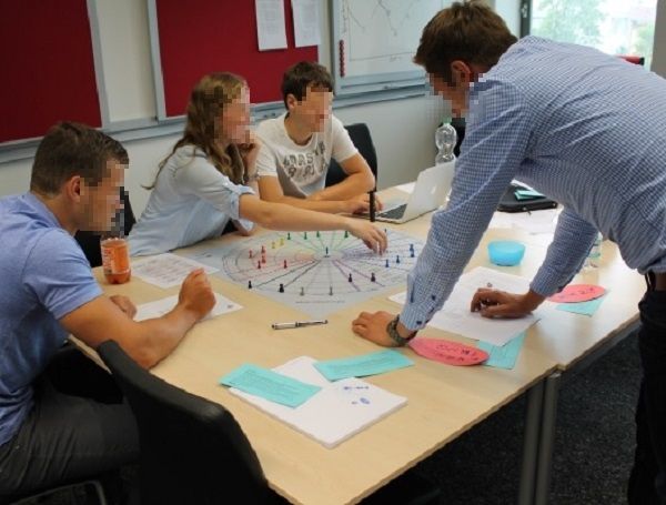 Projektmanagement Seminare und Schulungen mit Simulation und Planspiele - Projektmanagement Grundlagen - Projektmanagement Weiterbildung und Fortbildung - Change Management Simulationen – Projektmanagement Simulationen - Projektmanagement Planspiele - Projektmanagement Seminar - Projektmanagement Schulung – Projektmanagement Grundlagen – Change Management – Projektmanagement Planspiele – Change Management Planspiel – Projektmanagement Planspiel – Change Management Planspiele – Projektmanagement Seminare und Schulungen – Projektmanagement Seminar Grundlagen – Projektmanagement Seminare Grundlagen – Projektmanagement Seminar für Ingenieure – Planspiel - Planspiele - Planspiel für Ingenieure - Planspiele für Ingenieure - Projektmanagement Seminare für Ingenieure – Projektmanagement Seminar für Techniker – Projektmanagement Seminare für Techniker – Projektmanagement Seminar für Führungskräfte – Projektmanagement Seminare für Führungskräfte – Projektmanagement Seminar für Mitarbeiter – Projektmanagement Seminare für Mitarbeiter – Projektmanagement Seminar für Projekt Mitarbeiter – Projektmanagement Seminare für Projekt Mitarbeiter – Projektmanagement Seminar für Ingenieure – Planspiel - Planspiele - Planspiel für Ingenieure - Planspiele für Ingenieure - Projektmanagement Seminare für Ingenieure – Projektmanagement Seminare und Schulungen – Projektmanagement Schulung Grundlagen - Projektmanagement Schulung für Ingenieure – Projektmanagement Schulungen für Ingenieure – Projektmanagement Schulung für Techniker – Projektmanagement Schulungen für Techniker – Projektmanagement Schulung für Führungskräfte – Projektmanagement Schulung für Mitarbeiter – Projektmanagement Schulung für Projekt Mitarbeiter – Projektmanagement Seminare und Schulungen – TOPSIM Project Management - PMI – PMBOK – PRINCE2 – IPMA - Projektmanagement Seminare und Schulungen – Projektmanagement Seminare und Schulungen für Ingenieure – Projektmanagement Seminar  Projektmanagement Grundlagen - Projektmanagement Weiterbildung und Fortbildung - Projektmanagement Seminare und Schulungen – Projektmanagement Seminare und Schulungen – Projektmanagement Seminare und Schulungen – Projekt Seminare – Projekt Schulungen – Projekt Kurs – Intensivseminar – Crashkurs – Training - Workshop